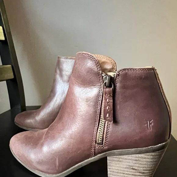 Like-New FRYE Judith Zip Leather Booties (Dark Brown) Size 7M - Picture 4 of 4